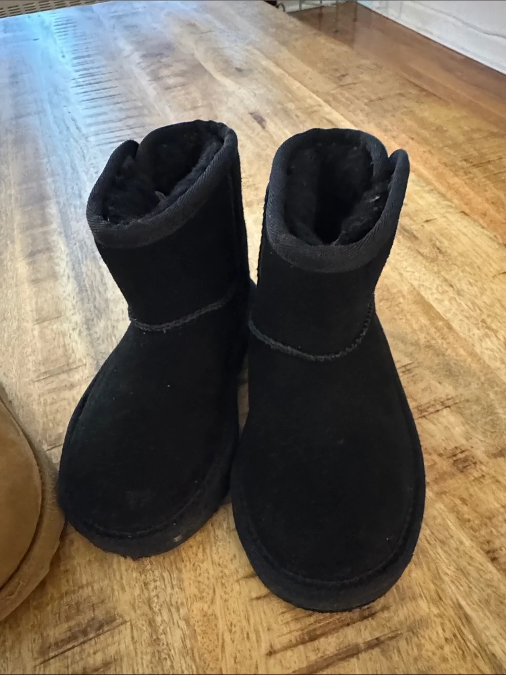 UGG big girls size 8 Classic chestnut Suede Shearling Boots and Black used